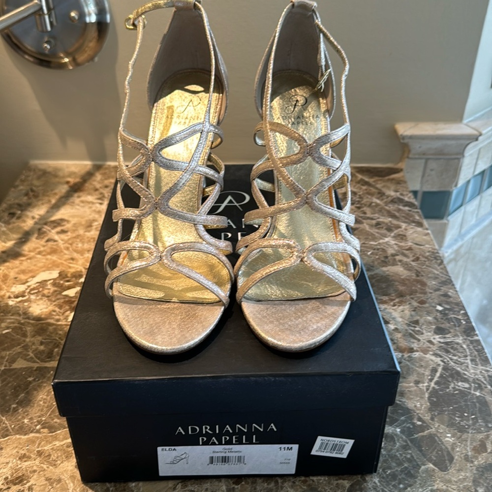 Adrianna Papell Elda Gold Heels, size 10